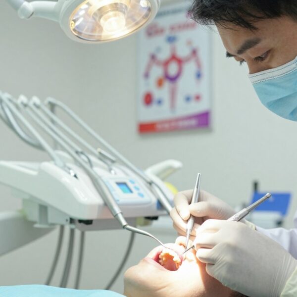 Ile kosztuje wypełnienie zęba – cena plomby i co wpływa na koszt leczenia